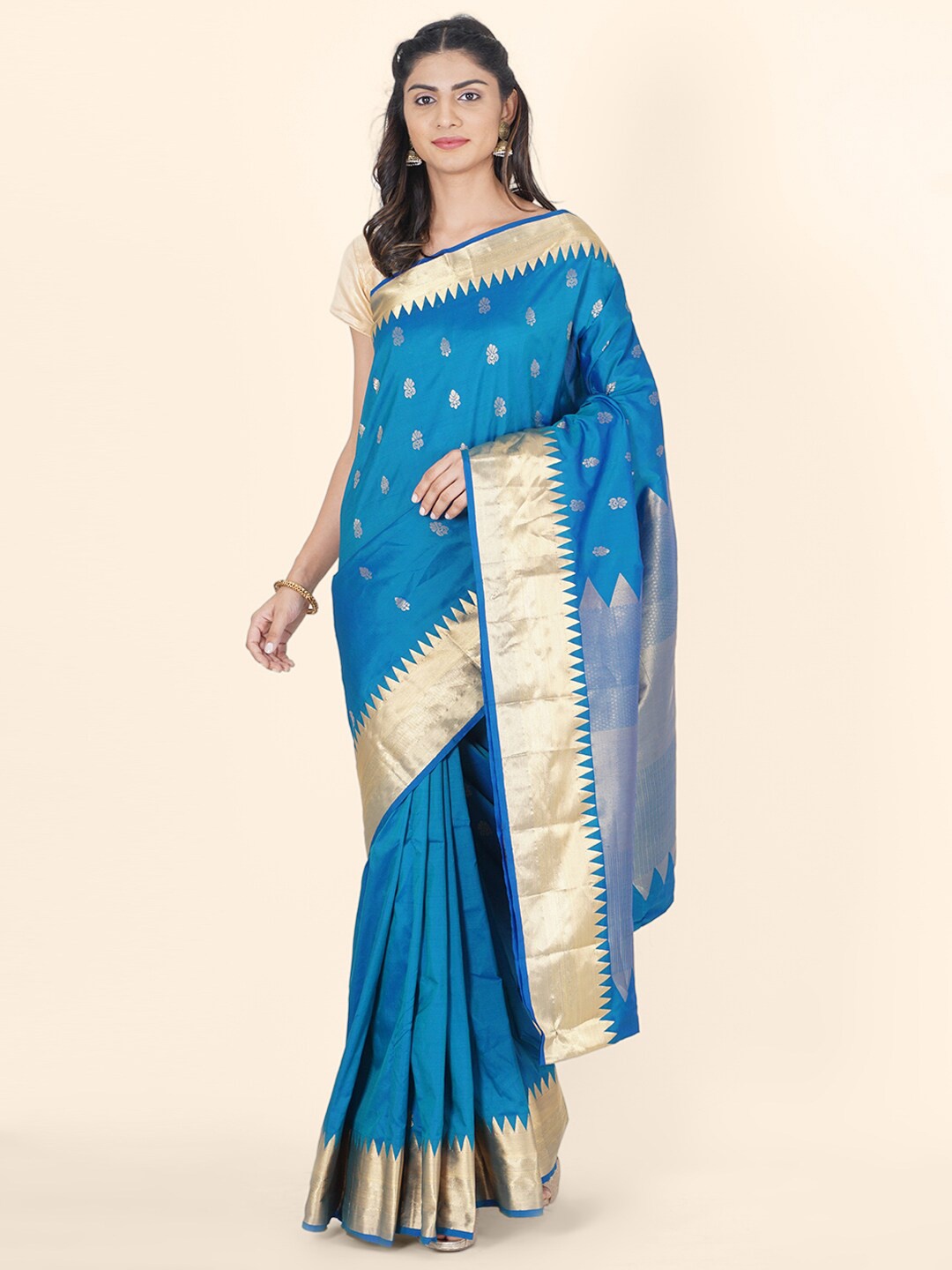 Bangalore Silk Emporium Navy Blue & Gold-Toned Woven Design Zari Silk Blend Kanjeevaram Saree
Bangalore Silk Emporium Navy Blue & Gold-Toned Woven Design Zari Silk Blend Kanjeevaram Saree