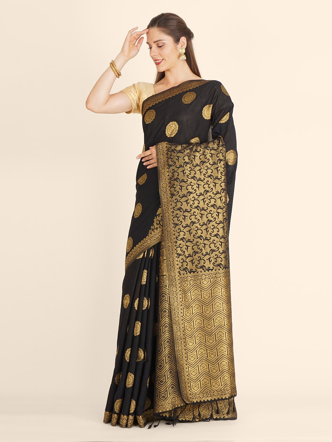 Bangalore Silk Emporium Black & Gold-Toned Ethnic Motifs Zari Linen Blend Kanjeevaram Saree
Bangalore Silk Emporium Black & Gold-Toned Ethnic Motifs Zari Linen Blend Kanjeevaram Saree