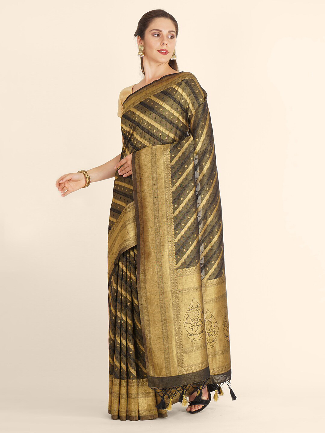 Bangalore Silk Emporium Black Woven Design Zari Linen Blend Kanjeevaram Saree
Bangalore Silk Emporium Black Woven Design Zari Linen Blend Kanjeevaram Saree