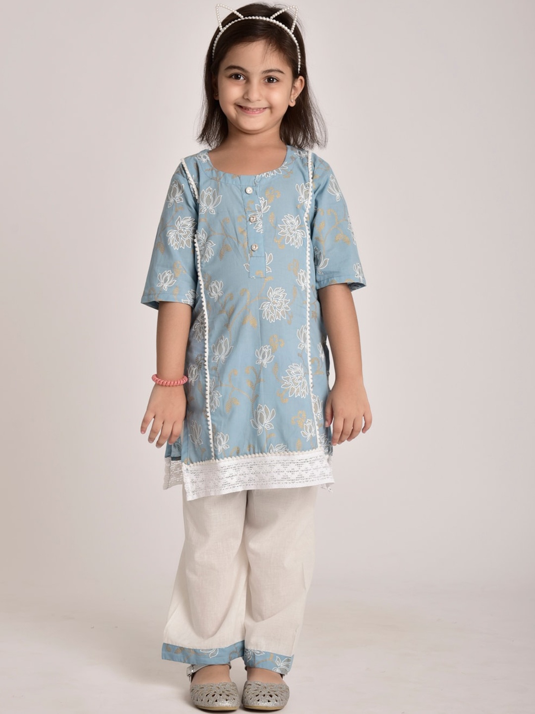 CUTE LEMONS Girls Blue Floral Printed Regular Gotta Patti Pure Cotton Kurta with Palazzos
CUTE LEMONS Girls Blue Floral Printed Regular Gotta Patti Pure Cotton Kurta with Palazzos