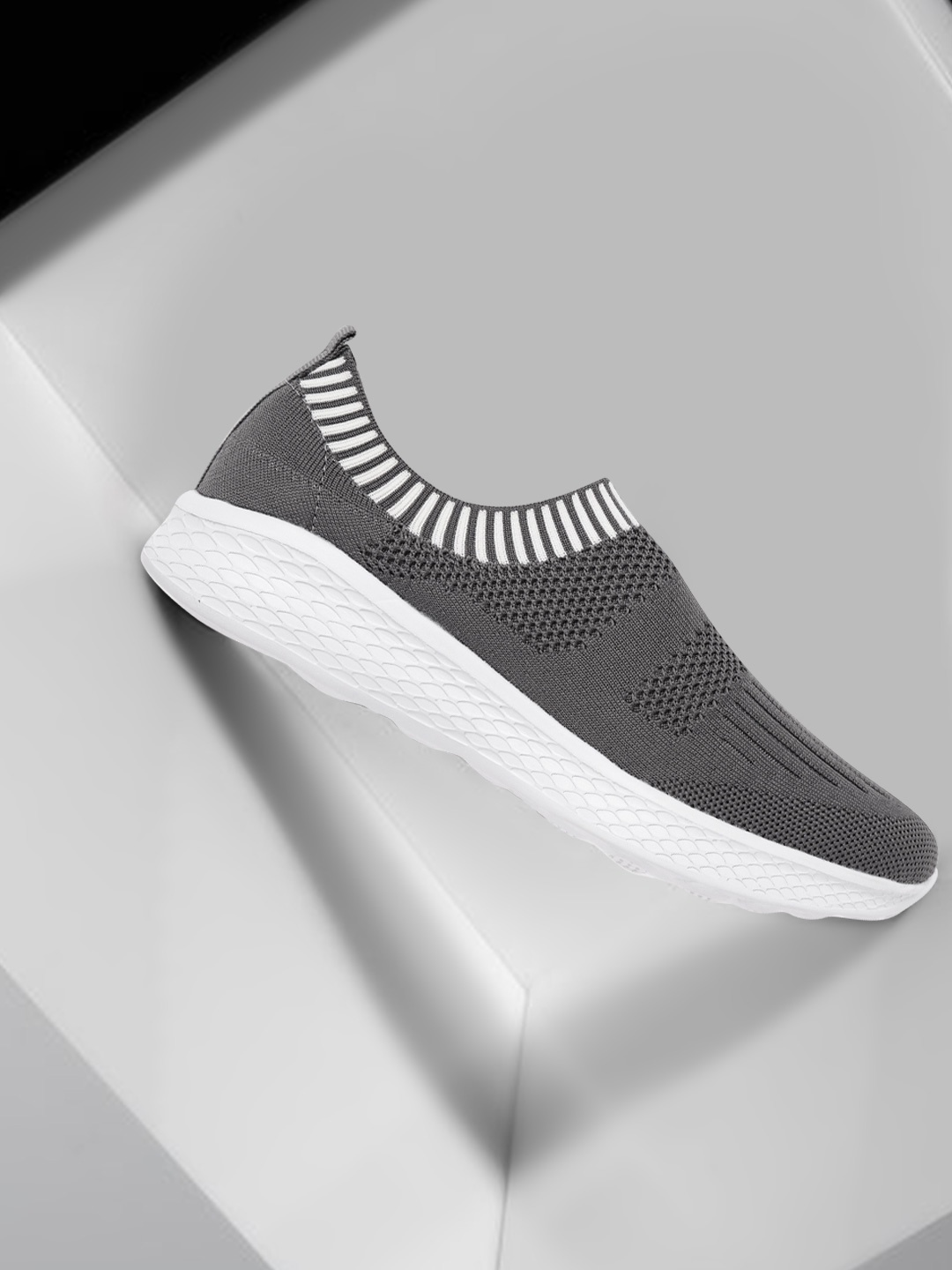 HRX by Hrithik Roshan Women Charcoal Grey Woven Design Soft Walk Series 2.0 Socks Shoes
HRX by Hrithik Roshan Women Charcoal Grey Woven Design Soft Walk Series 2.0 Socks Shoes