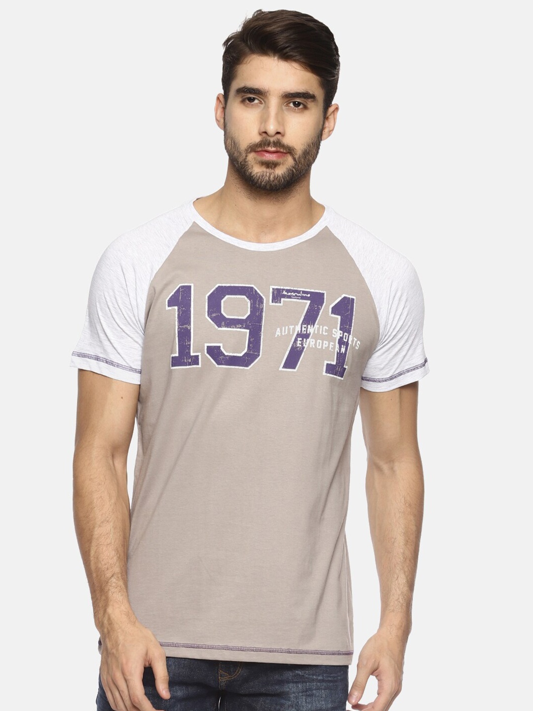 Masculino Latino Men Taupe & White Alphanumeric Printed Raglan Sleeves Plus Size T-shirt
Masculino Latino Men Taupe & White Alphanumeric Printed Raglan Sleeves Plus Size T-shirt
