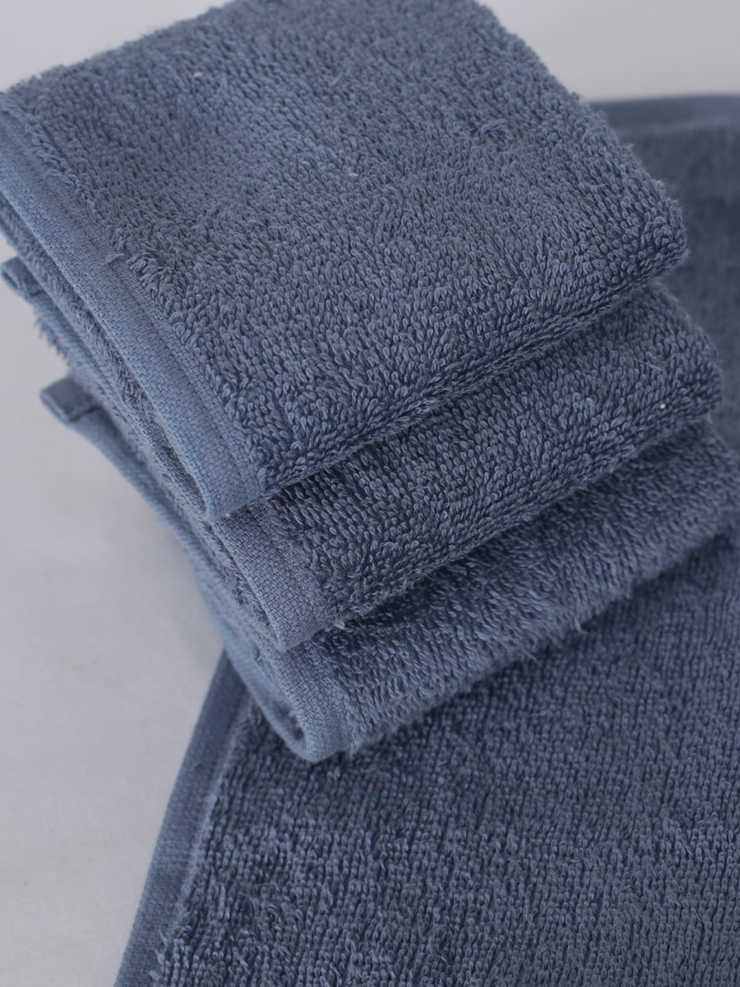 MASPAR Blue Set of 4 Vintage Grandeur Venerable Mili Embroidery 550GSM Cotton Face Towels
MASPAR Blue Set of 4 Vintage Grandeur Venerable Mili Embroidery 550GSM Cotton Face Towels
