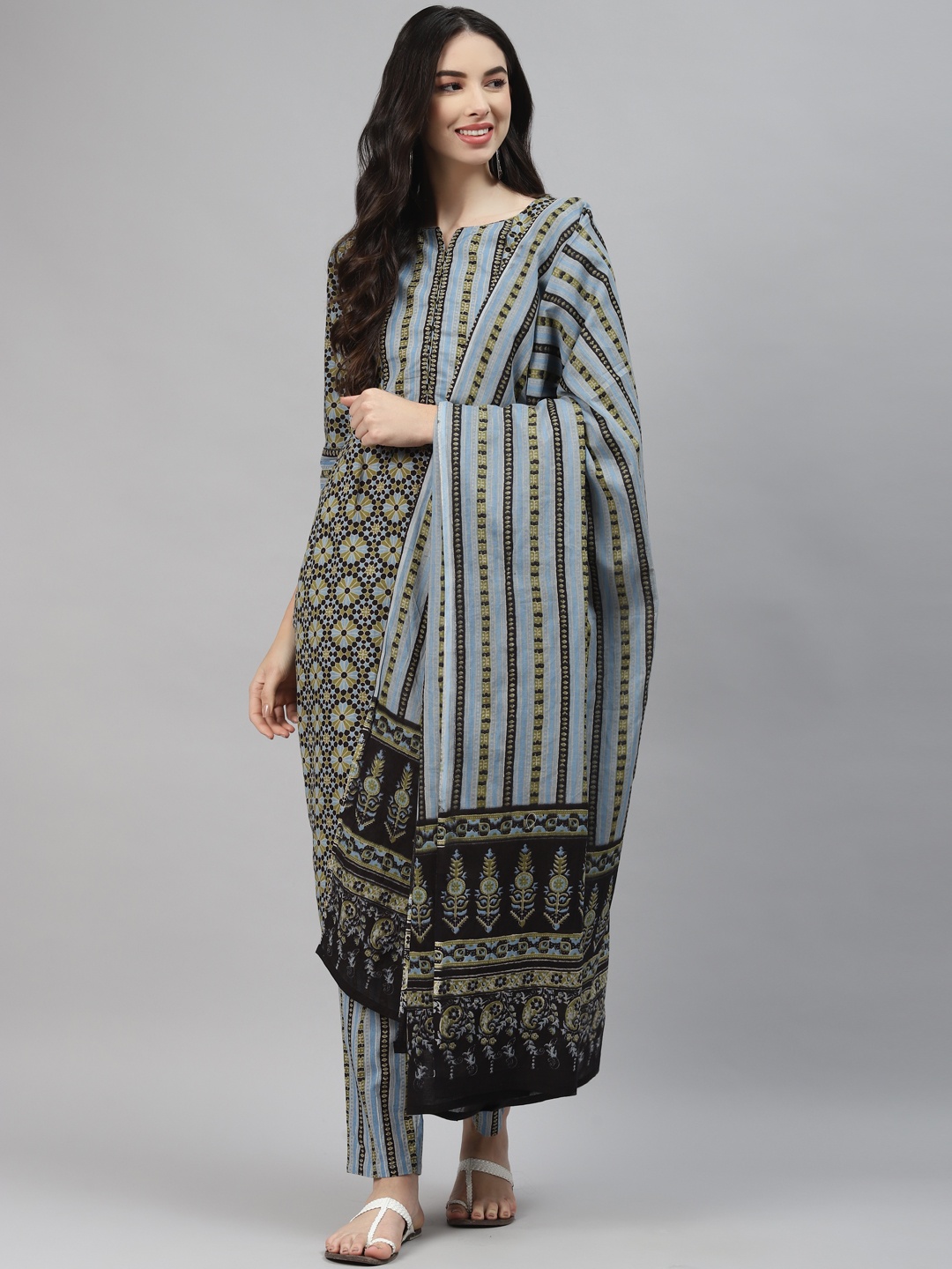 Ginni Arora Label Women Blue Printed Regular Pure Cotton Kurta with Trousers & With Dupatta
Ginni Arora Label Women Blue Printed Regular Pure Cotton Kurta with Trousers & With Dupatta