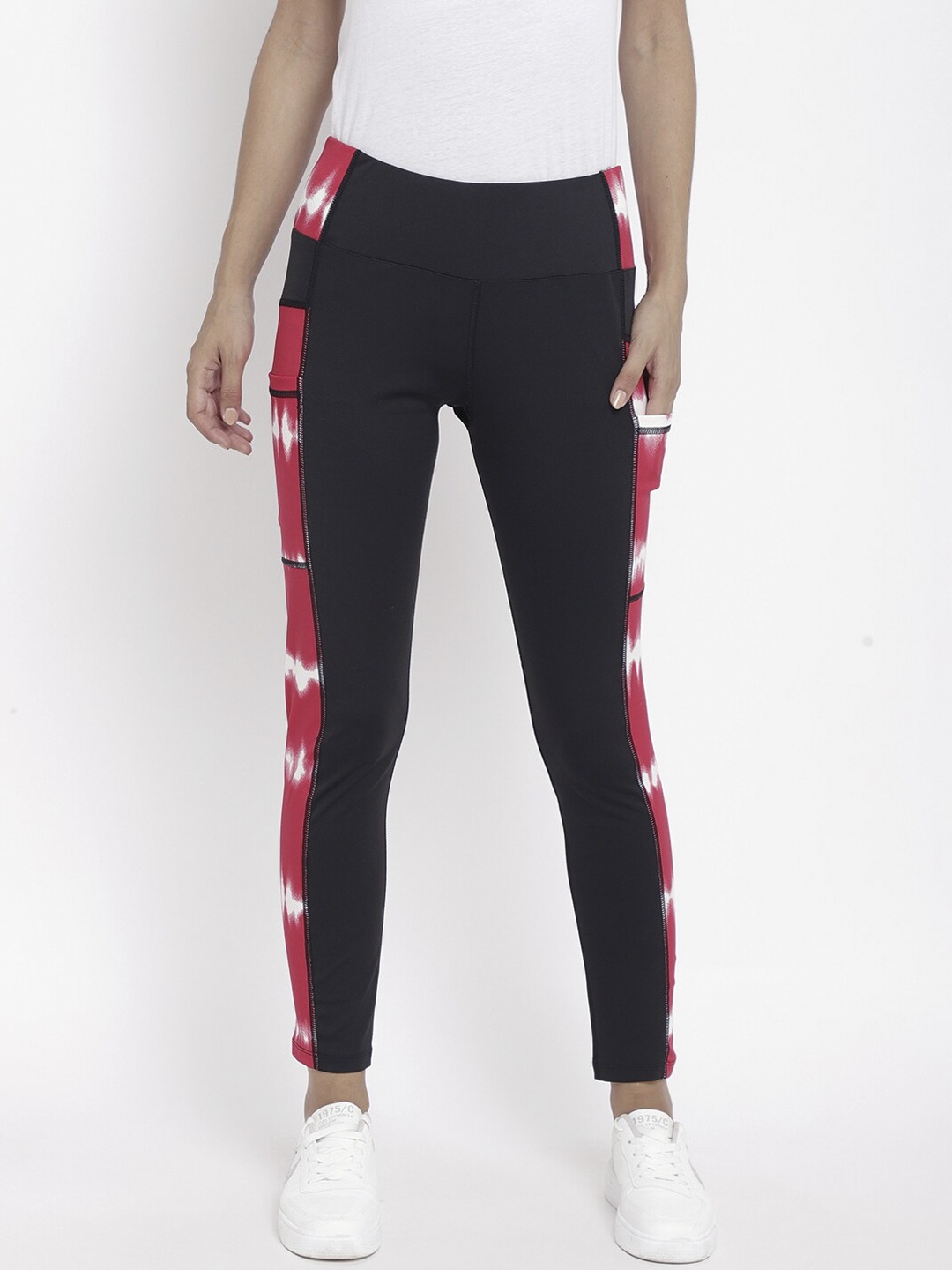 CHKOKKO Women Black & Red Printed Tights