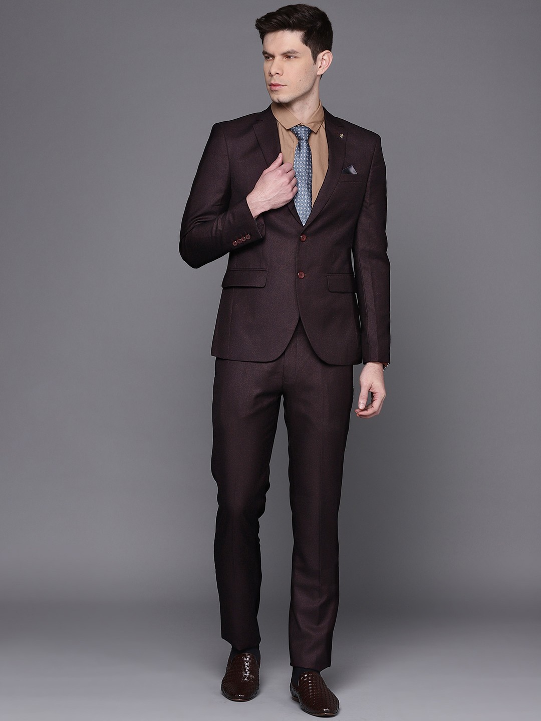 Manu Men Wine-Coloured Solid Regular Fit Single-Breasted Two-Piece Suit, Burgundy
Manu Men Wine-Coloured Solid Regular Fit Single-Breasted Two-Piece Suit, Burgundy