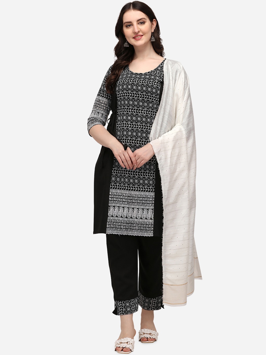 OM SAI LATEST CREATION Women Black & White Floral Embroidered Kurta & Palazzos & Dupatta
OM SAI LATEST CREATION Women Black & White Floral Embroidered Kurta & Palazzos & Dupatta