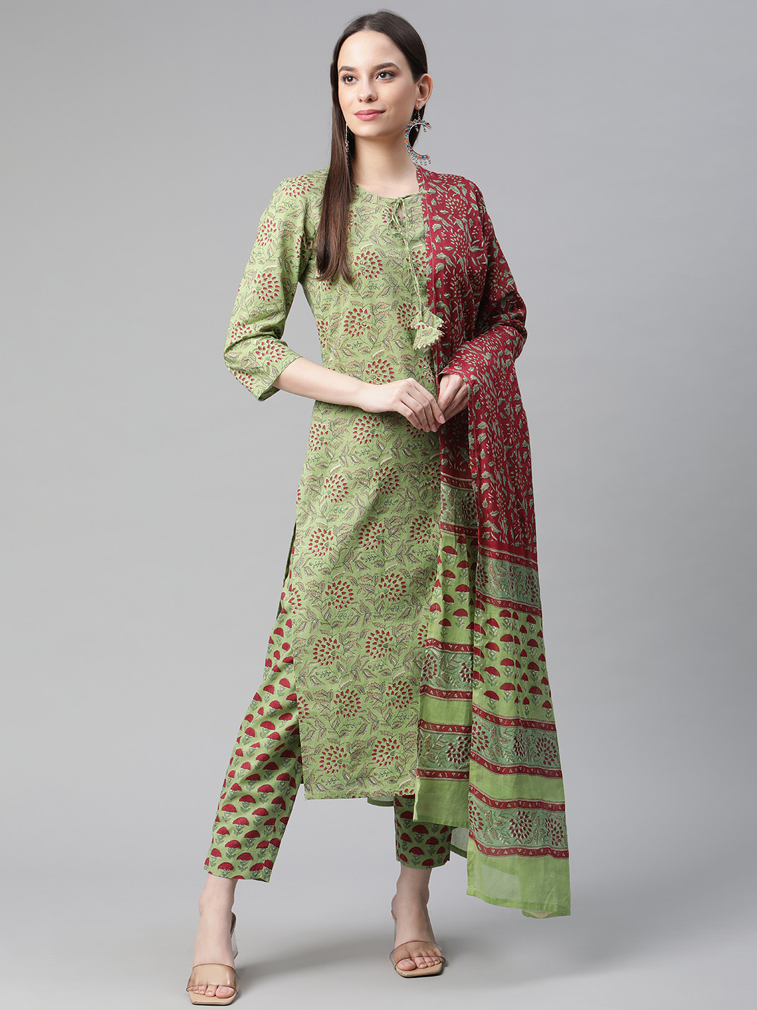 PIROH Women Green Floral Printed Regular Pure Cotton Kurta with Trousers & With Dupatta
PIROH Women Green Floral Printed Regular Pure Cotton Kurta with Trousers & With Dupatta
