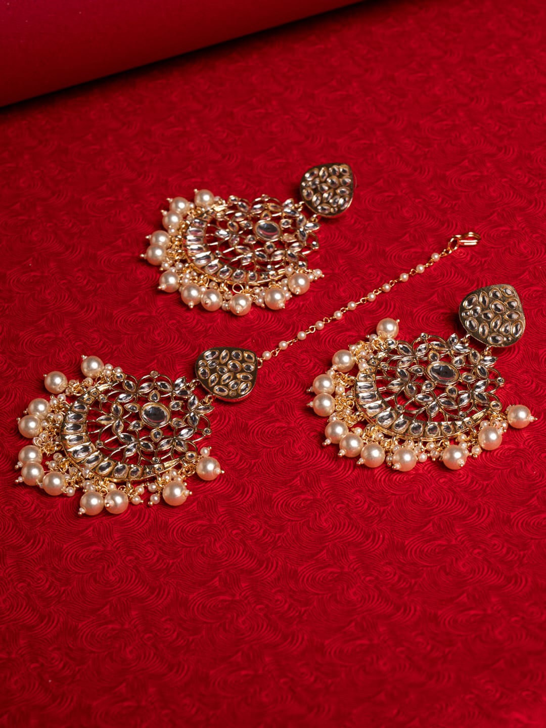 Shoshaa Gold-Plated White Kundan & Pearl-Studded Handcrafted Earrings & Maang Tikka Jewellery Set
Shoshaa Gold-Plated White Kundan & Pearl-Studded Handcrafted Earrings & Maang Tikka Jewellery Set