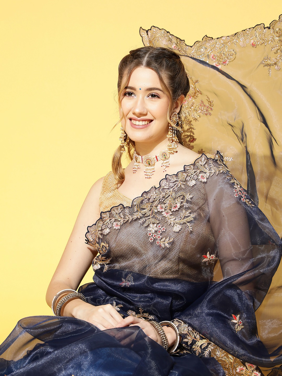 Mitera Navy Blue Floral Embroidered Sequinned Organza Saree
Mitera Navy Blue Floral Embroidered Sequinned Organza Saree