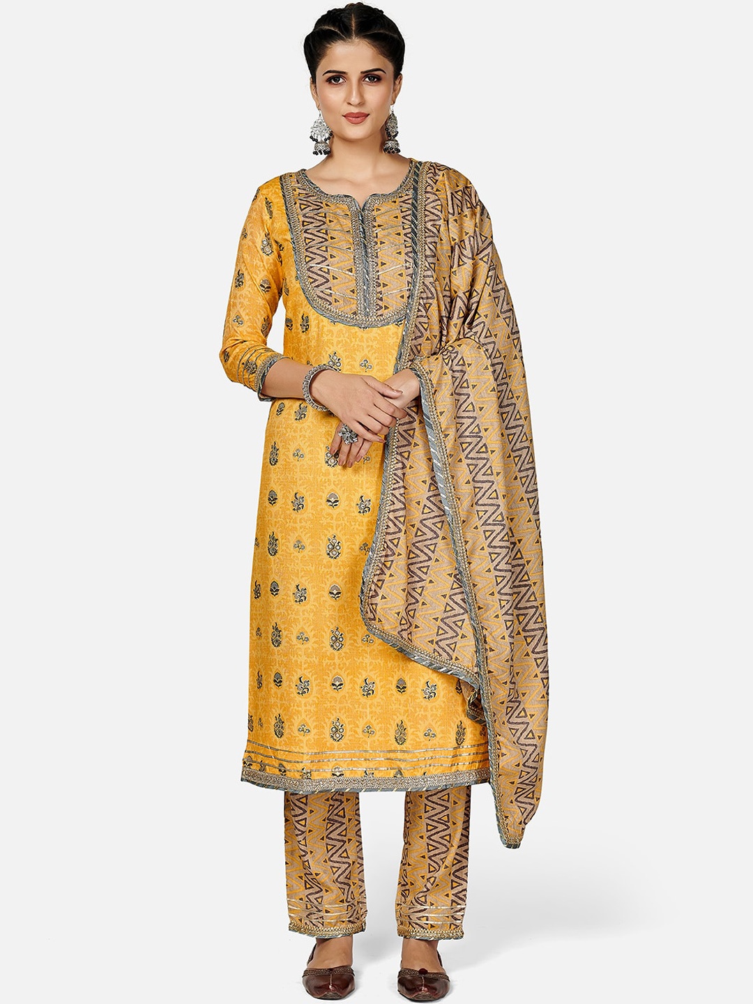 Vbuyz Women Yellow & Grey Floral Printed Gotta Patti Kurta With Palazzos & Dupatta
Vbuyz Women Yellow & Grey Floral Printed Gotta Patti Kurta With Palazzos & Dupatta