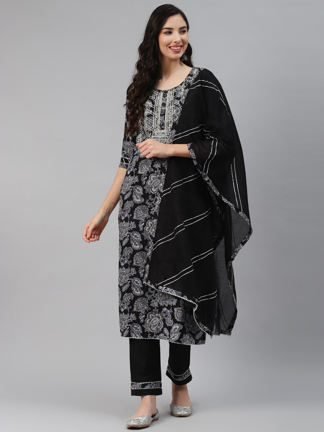 Silai Bunai Women Black Printed Regular Thread Work Pure Cotton Kurta with Trousers & With Dupatta
Silai Bunai Women Black Printed Regular Thread Work Pure Cotton Kurta with Trousers & With Dupatta