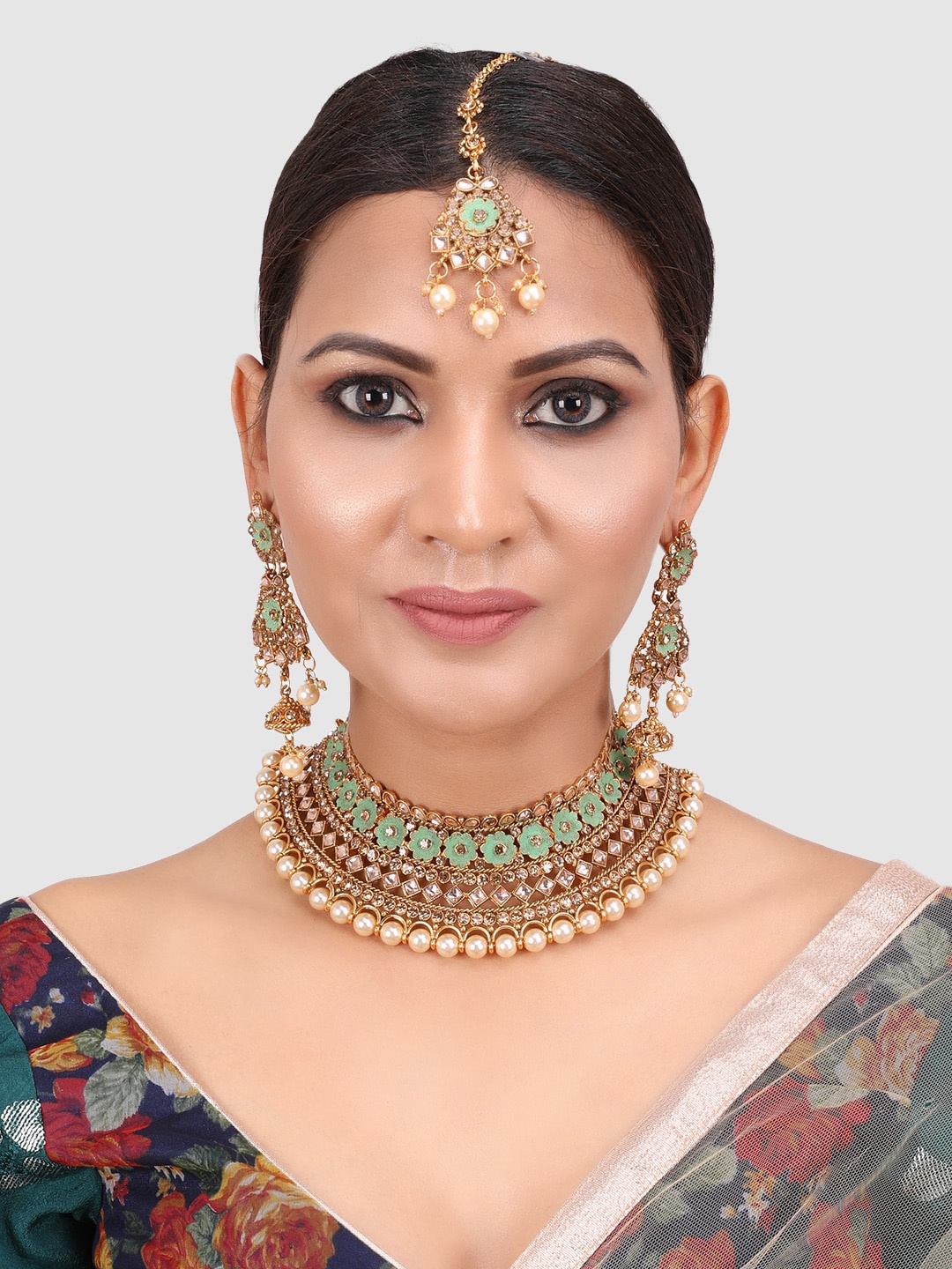 PENNY JEWELS Gold-Plated Sea Green & White Kundan-Studded & Pearl Beaded Vilandi Jewellery Set
PENNY JEWELS Gold-Plated Sea Green & White Kundan-Studded & Pearl Beaded Vilandi Jewellery Set
