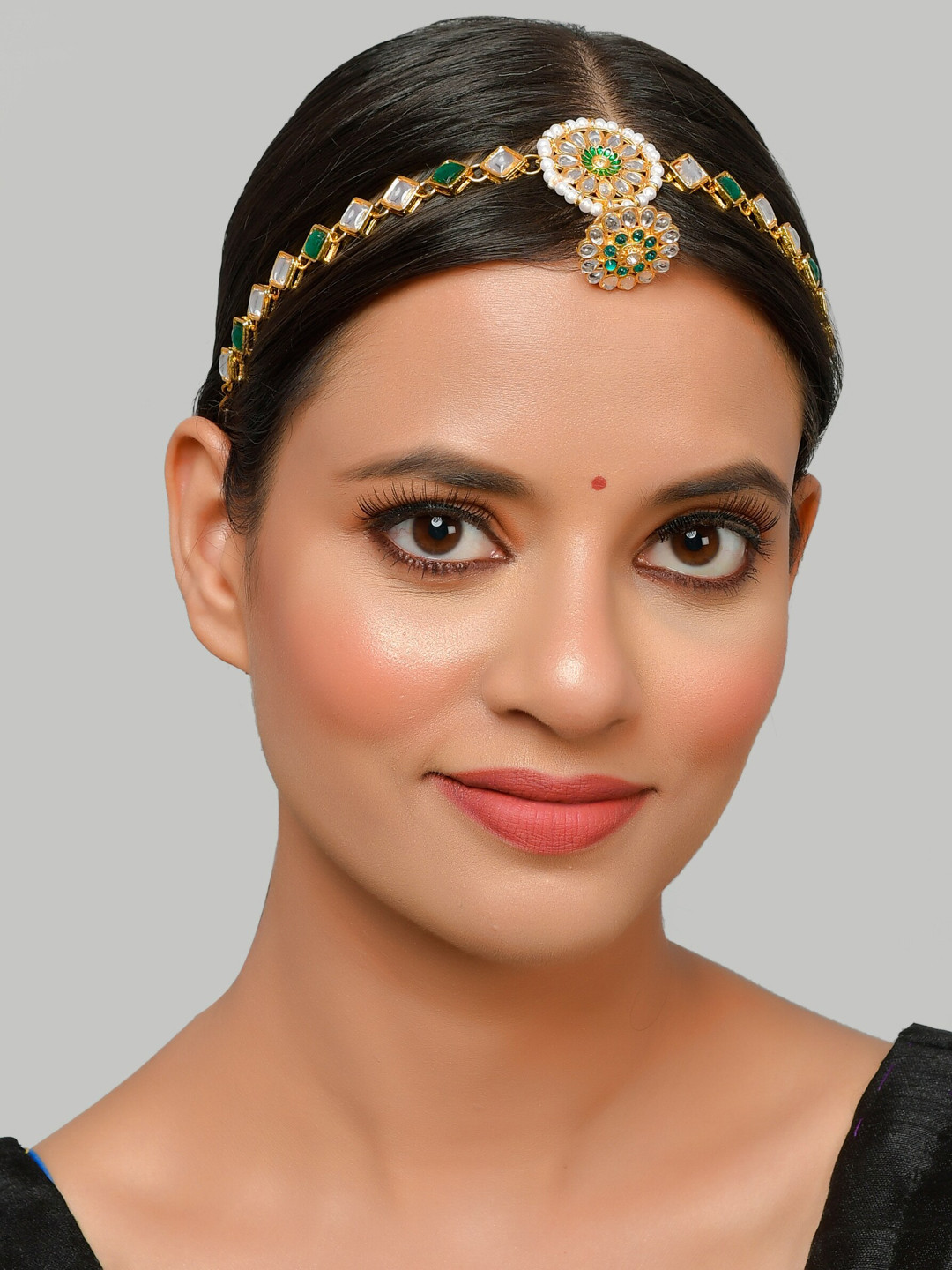 Silvermerc Designs Gold-Plated White & Green Stone-Studded Traditional Borla Mathapathi
Silvermerc Designs Gold-Plated White & Green Stone-Studded Traditional Borla Mathapathi