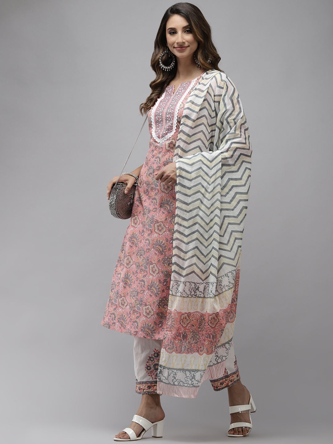 Yufta Women Peach-Coloured Floral Printed Regular Pure Cotton Kurta with Trousers & With Dupatta
Yufta Women Peach-Coloured Floral Printed Regular Pure Cotton Kurta with Trousers & With Dupatta