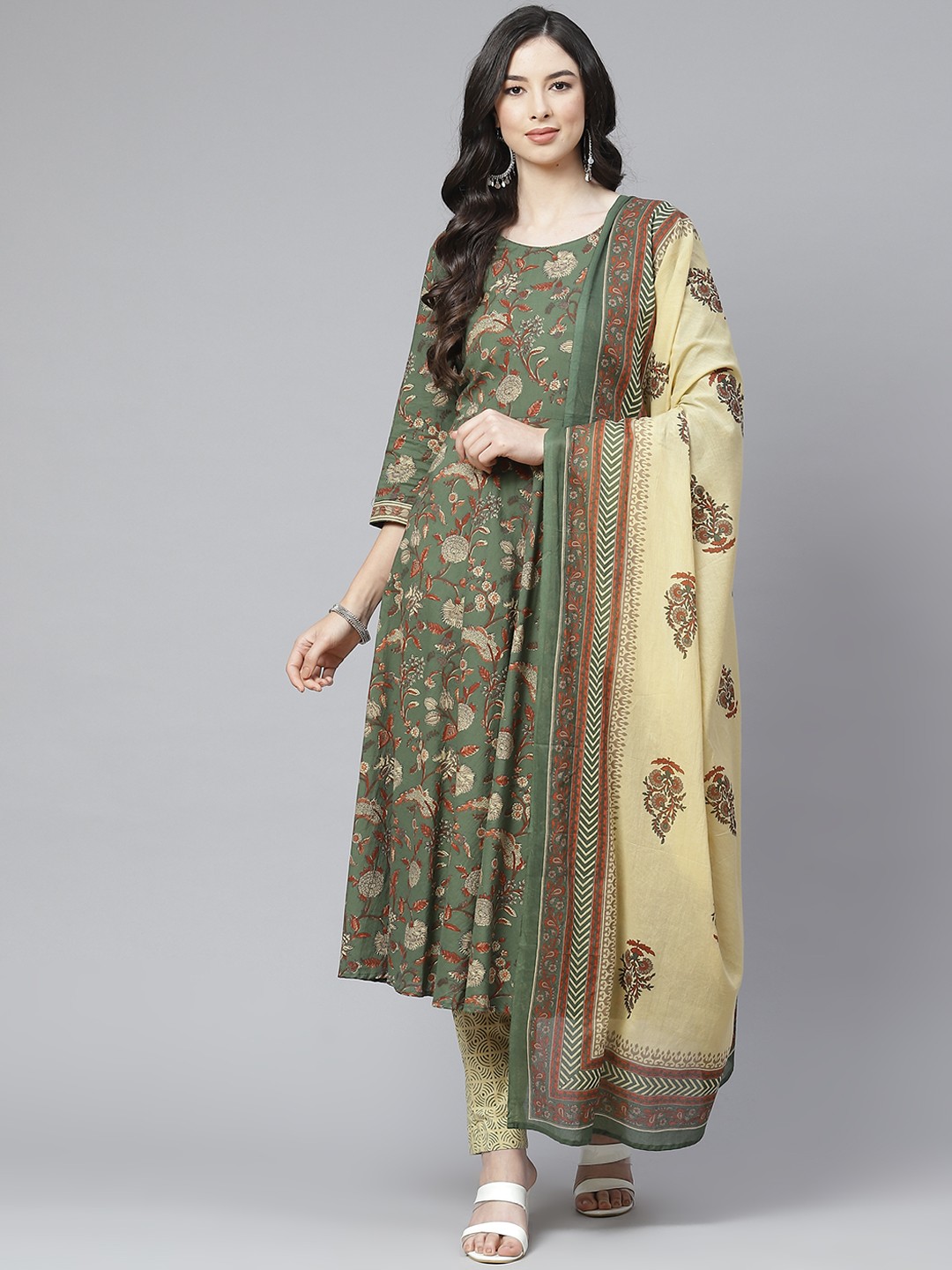 ESME Women Green Floral Printed Regular Pure Cotton Kurta with Trousers & With Dupatta
ESME Women Green Floral Printed Regular Pure Cotton Kurta with Trousers & With Dupatta