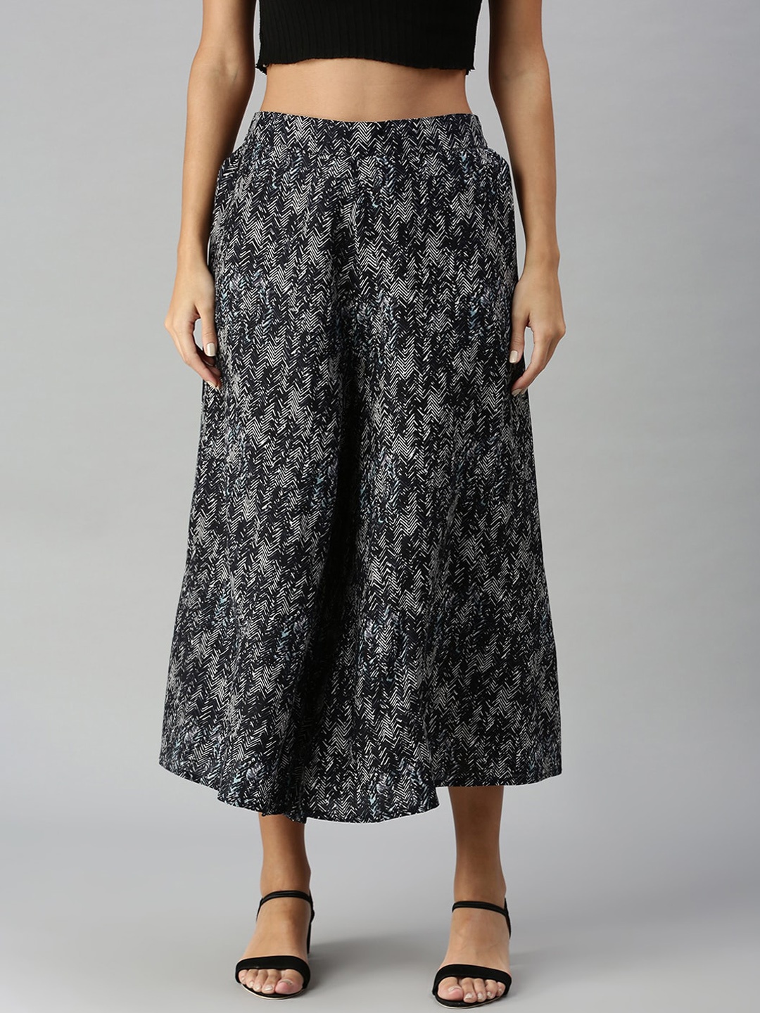 De Moza Women Blue & Grey Geometric Printed Loose Fit Cropped Culottes Trousers
De Moza Women Blue & Grey Geometric Printed Loose Fit Cropped Culottes Trousers