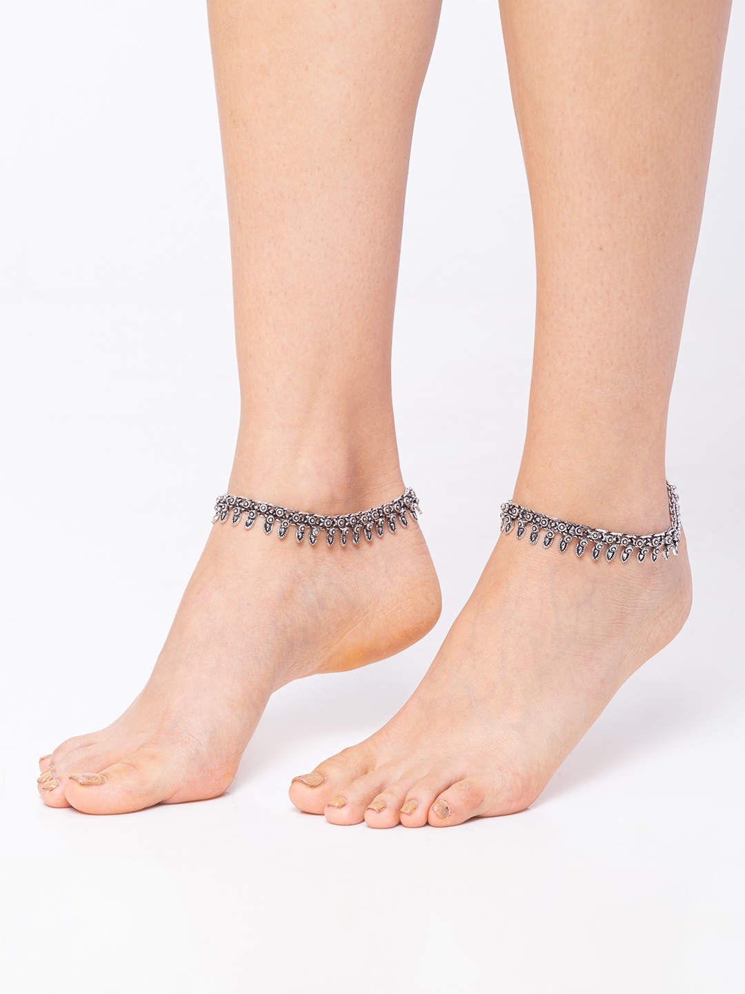 Digital Dress Room Silver-Toned & Plated Oxidised Drop Leaf Design Anklets
Digital Dress Room Silver-Toned & Plated Oxidised Drop Leaf Design Anklets