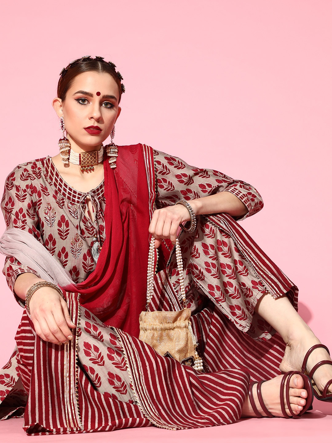 Ishin Women Grey Floral Embroidered Regular Zardozi Kurta with Sharara & With Dupatta
Ishin Women Grey Floral Embroidered Regular Zardozi Kurta with Sharara & With Dupatta