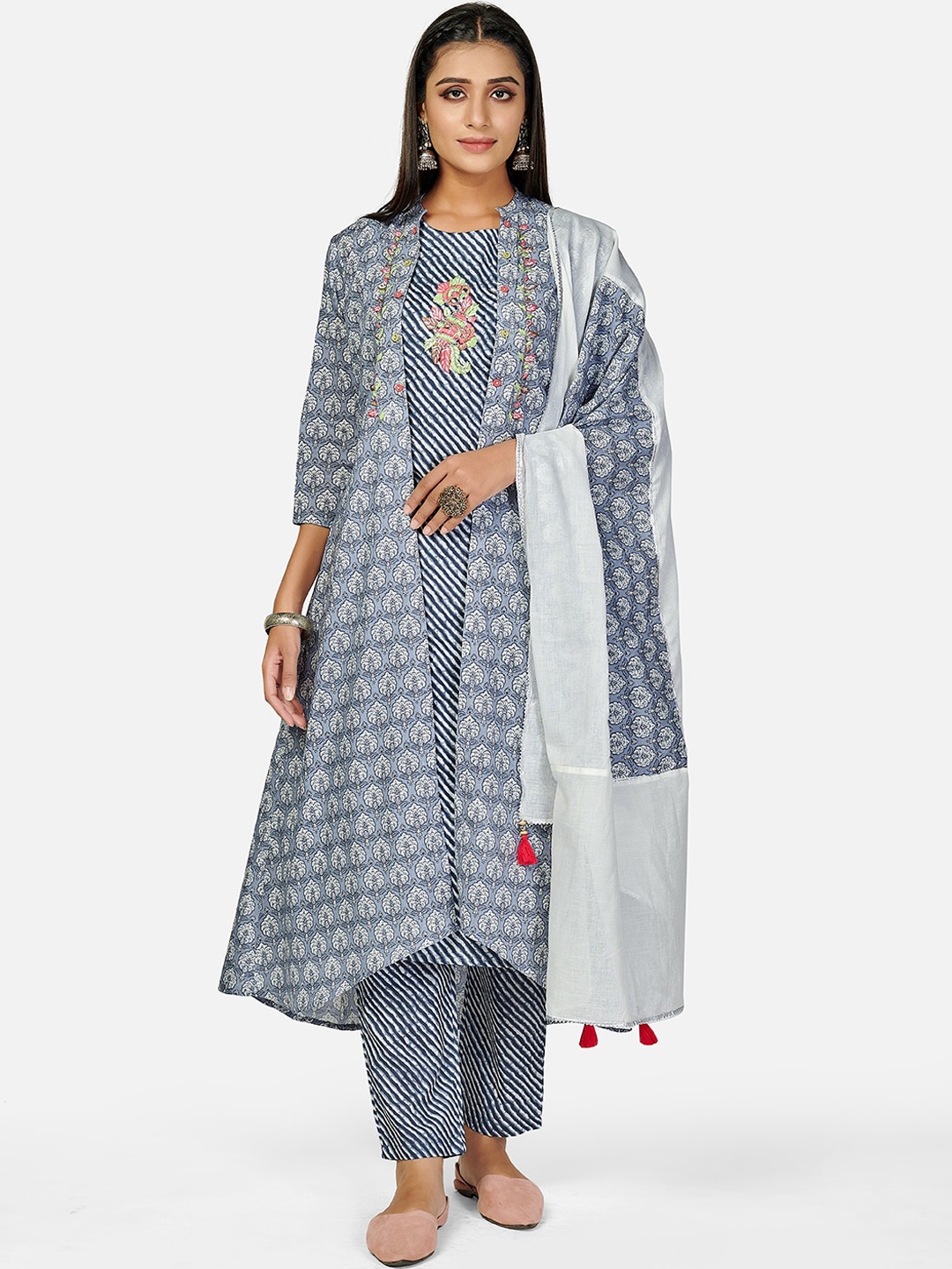 Vbuyz Women Grey Ethnic Motifs Printed Pure Cotton Kurta with Trousers & With Dupatta
Vbuyz Women Grey Ethnic Motifs Printed Pure Cotton Kurta with Trousers & With Dupatta