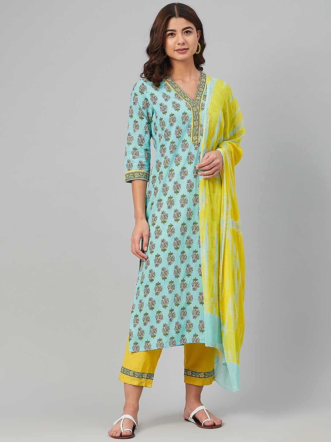 Yuris Women Blue Floral Printed Regular Pure Cotton Kurta with Trousers & With Dupatta
Yuris Women Blue Floral Printed Regular Pure Cotton Kurta with Trousers & With Dupatta