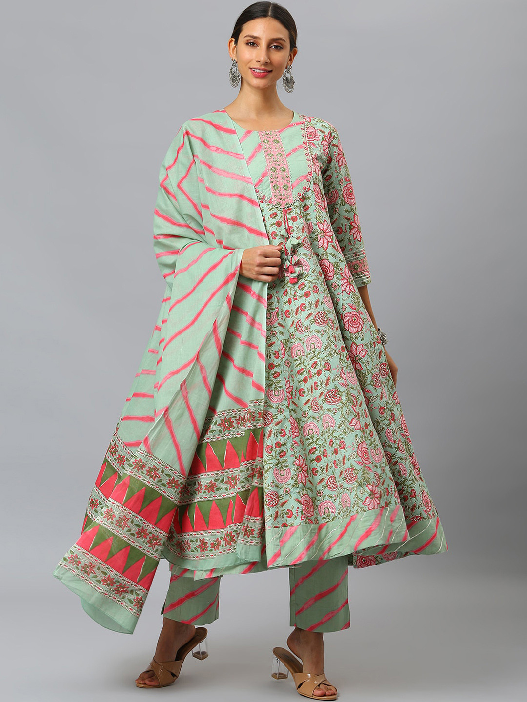 SIAH Women Sea Green Floral Printed Empire Sequinned Pure Cotton Kurta with Trousers & With Dupatta
SIAH Women Sea Green Floral Printed Empire Sequinned Pure Cotton Kurta with Trousers & With Dupatta
