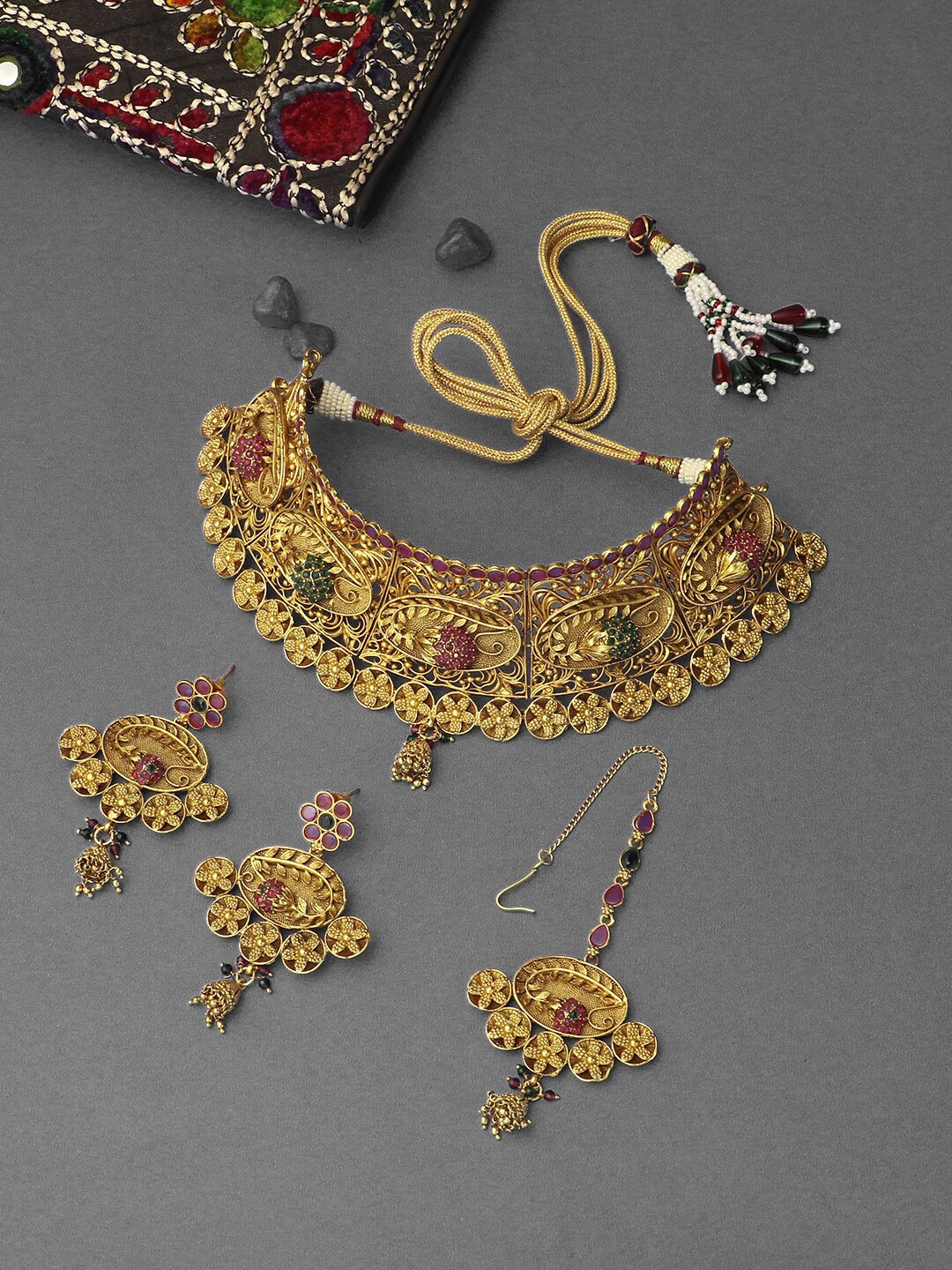 Adwitiya Collection Woman 24 CT Gold-Plated Stone-Studded Choker Jewellery Set
Adwitiya Collection Woman 24 CT Gold-Plated Stone-Studded Choker Jewellery Set