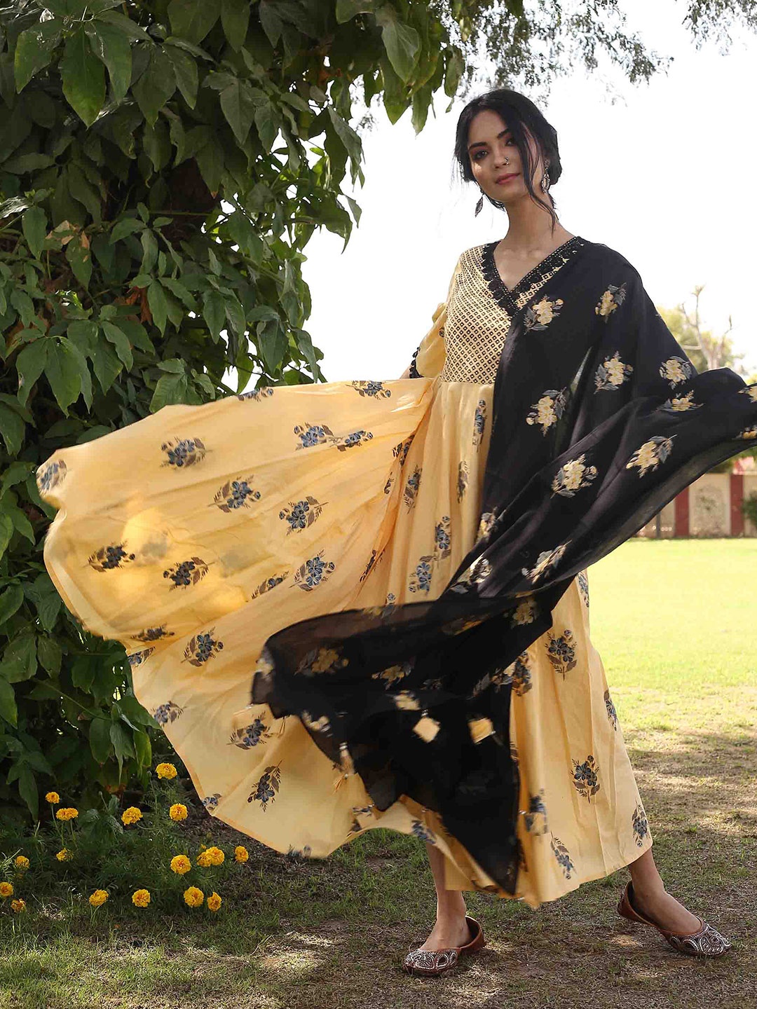 Sakhi Jaipur Women Yellow Floral Printed Flared Sleeves Anarkali Kurta with Dupatta
Sakhi Jaipur Women Yellow Floral Printed Flared Sleeves Anarkali Kurta with Dupatta