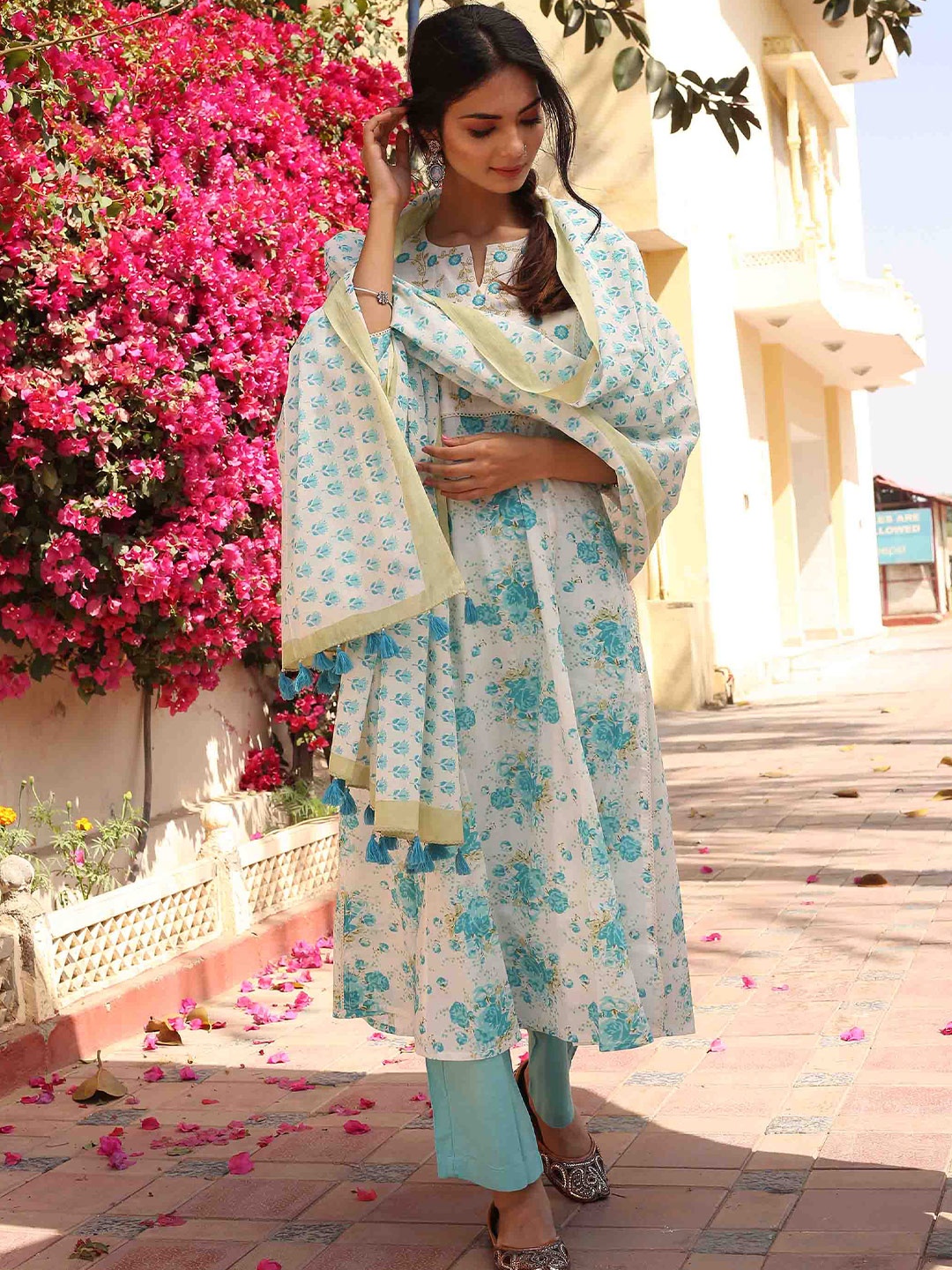 Sakhi Jaipur Women Blue Floral Printed Thread Work Cotton Kurta with Trousers & Dupatta
Sakhi Jaipur Women Blue Floral Printed Thread Work Cotton Kurta with Trousers & Dupatta