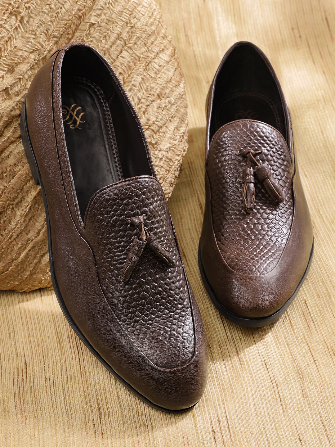 House of Pataudi Men Coffee Brown Textured Leather Handcrafted Formal Tassel Loafers
House of Pataudi Men Coffee Brown Textured Leather Handcrafted Formal Tassel Loafers
