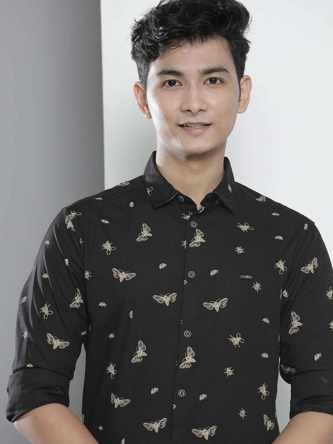 The Indian Garage Co Men Black Regular Fit Conversational Opaque Printed Casual Shirt
The Indian Garage Co Men Black Regular Fit Conversational Opaque Printed Casual Shirt