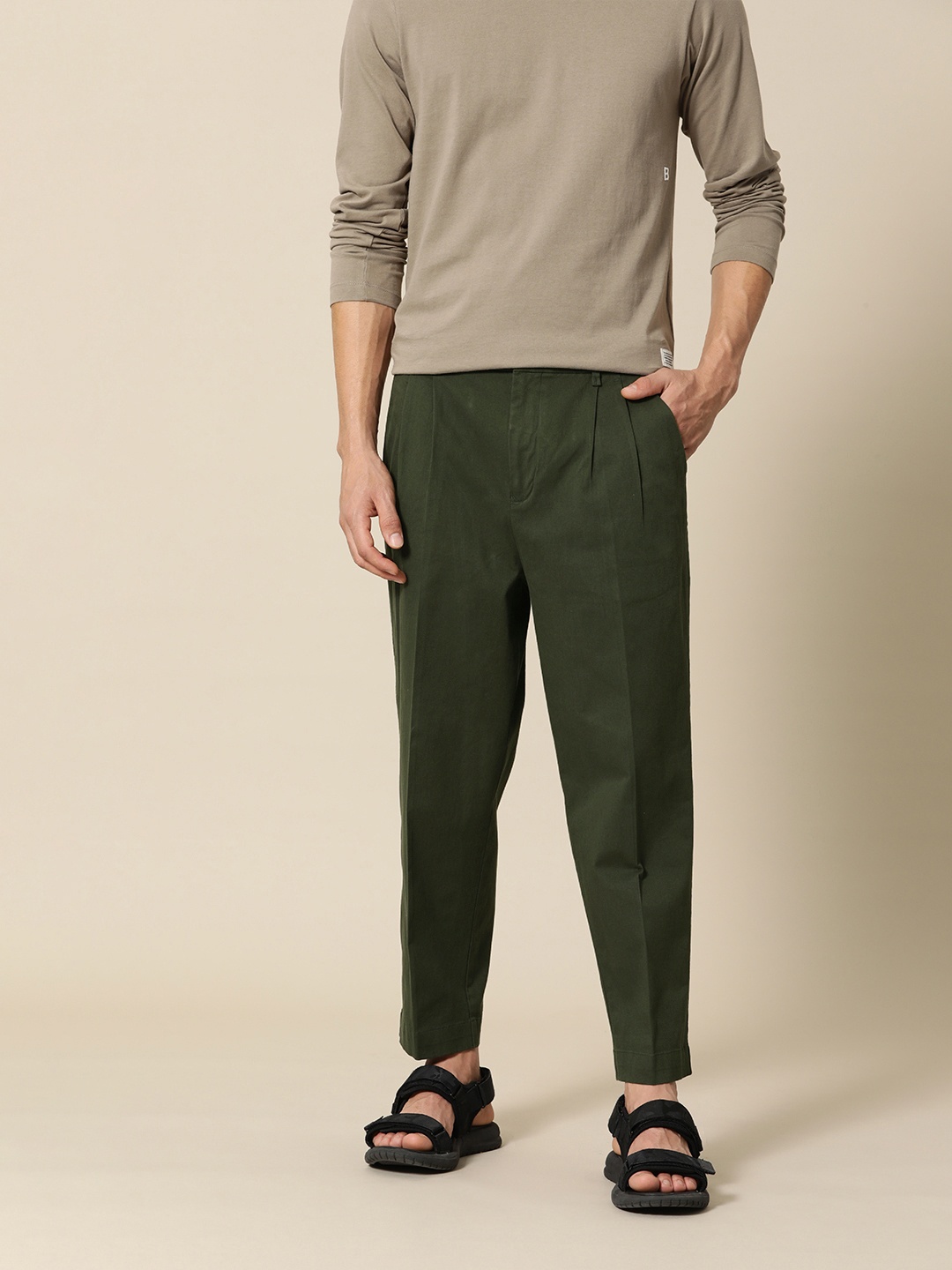 Mr Bowerbird Men Green Solid Oversized Fit Mid-Rise Elephant Ankle Woven Pleated Trousers
Mr Bowerbird Men Green Solid Oversized Fit Mid-Rise Elephant Ankle Woven Pleated Trousers