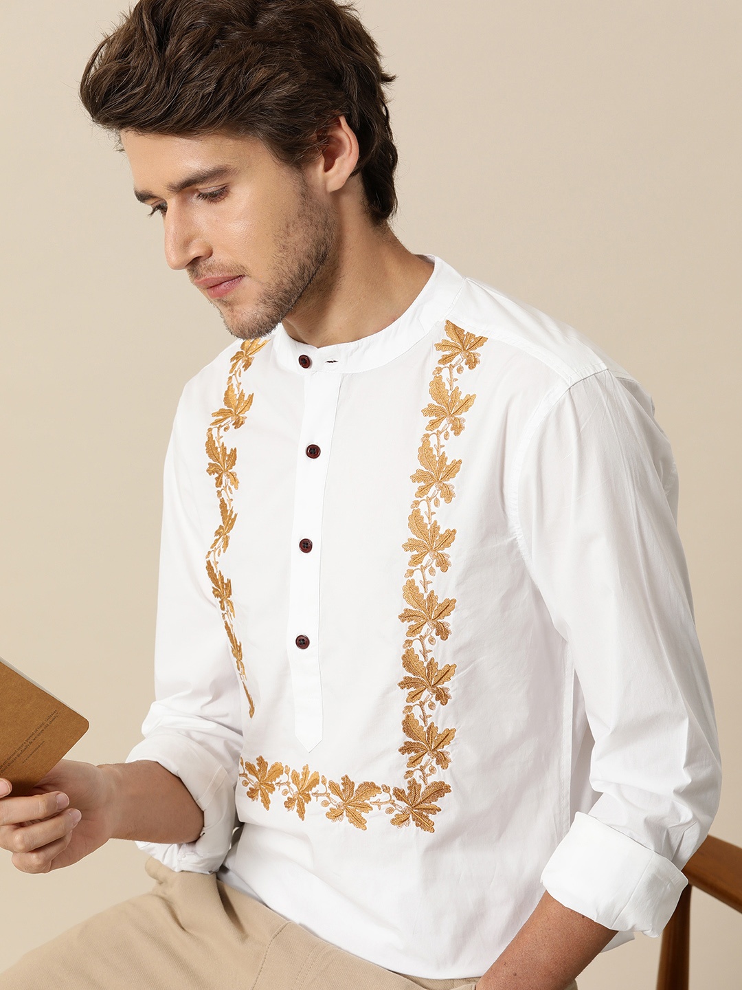 Mr Bowerbird Men White & Gold-Toned Floral Printed Applique Tailored Fit Casual Shirt
Mr Bowerbird Men White & Gold-Toned Floral Printed Applique Tailored Fit Casual Shirt