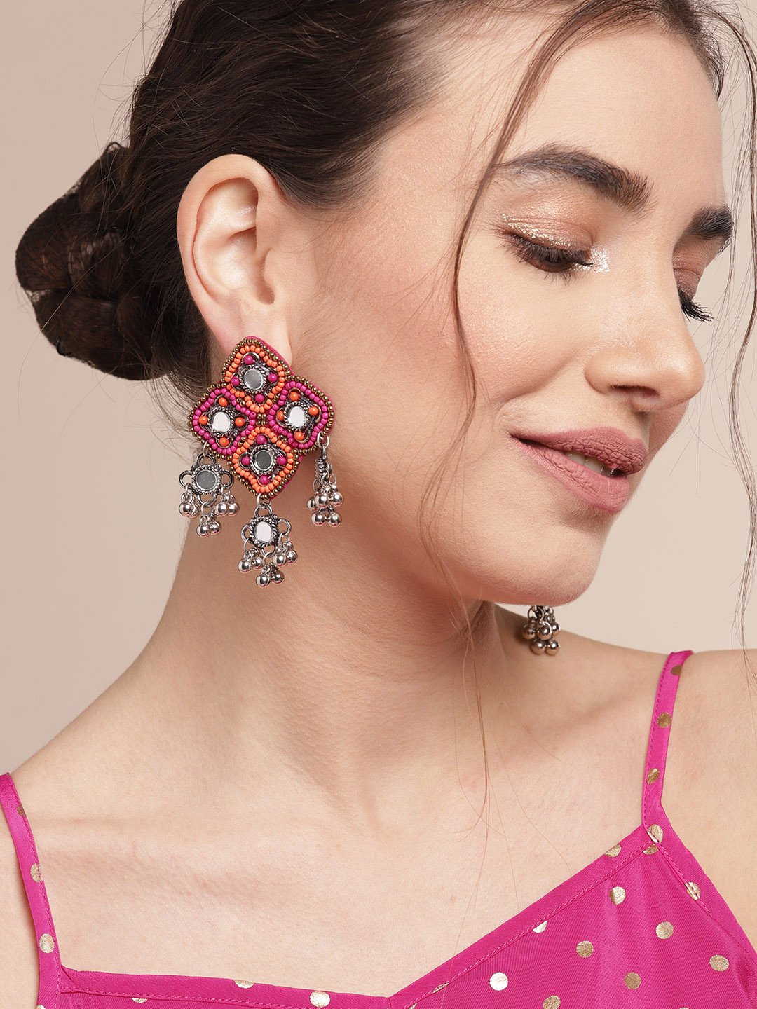 Sangria Silver-Toned & Pink Oxidised Stone Studded & Beaded Diamond Shaped Drop Earrings
Sangria Silver-Toned & Pink Oxidised Stone Studded & Beaded Diamond Shaped Drop Earrings