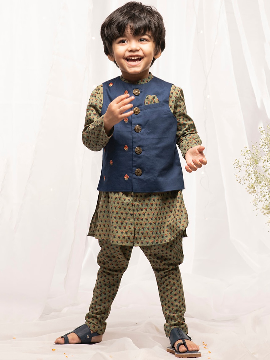 Tiber Taber Blue & Green Printed Layered Pure Cotton Kurta with Pyjamas & Nehru Jacket
Tiber Taber Blue & Green Printed Layered Pure Cotton Kurta with Pyjamas & Nehru Jacket
