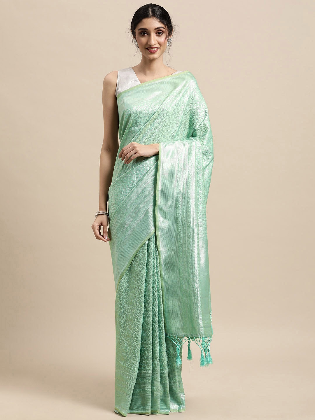 VASTRANAND Turquoise Blue & Silver-Toned Woven Design Zari Silk Blend Kanjeevaram Saree
VASTRANAND Turquoise Blue & Silver-Toned Woven Design Zari Silk Blend Kanjeevaram Saree