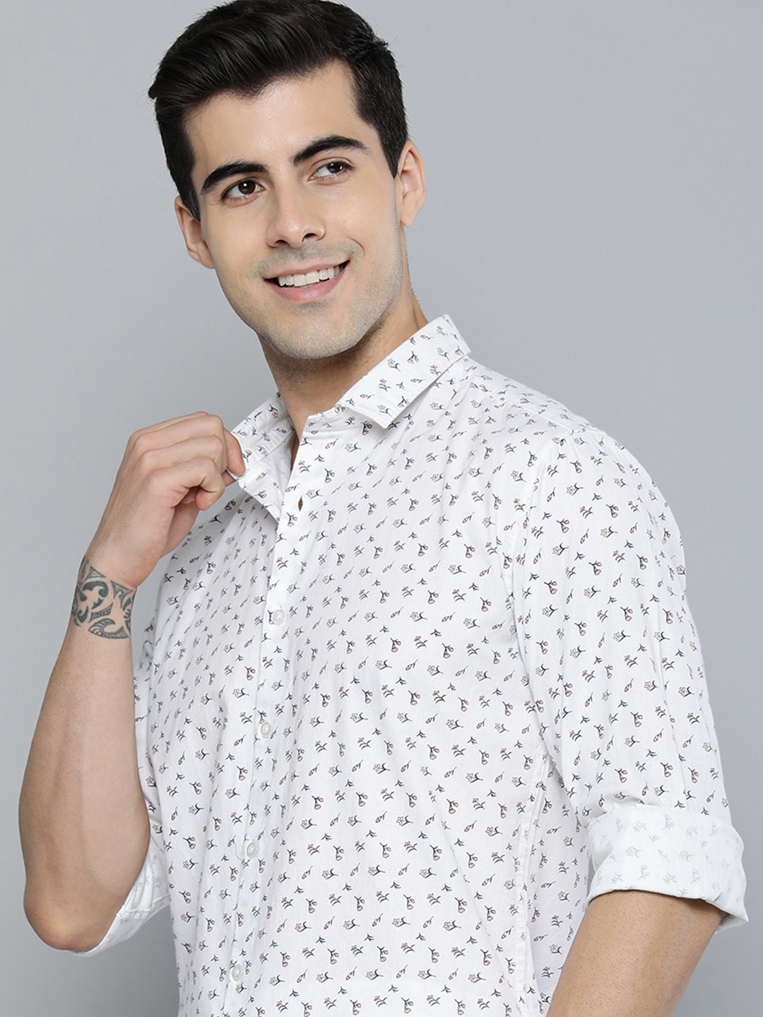 Mast & Harbour Men White & Brown Slim Fit Floral Printed Pure Cotton Casual Shirt
Mast & Harbour Men White & Brown Slim Fit Floral Printed Pure Cotton Casual Shirt