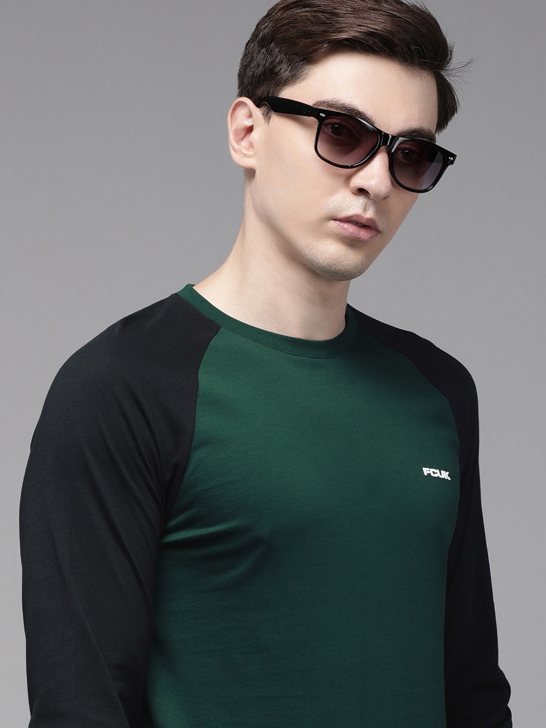 French Connection Men Teal Green & Navy Blue Colourblocked Pure Cotton Slim Fit T-shirt
French Connection Men Teal Green & Navy Blue Colourblocked Pure Cotton Slim Fit T-shirt
