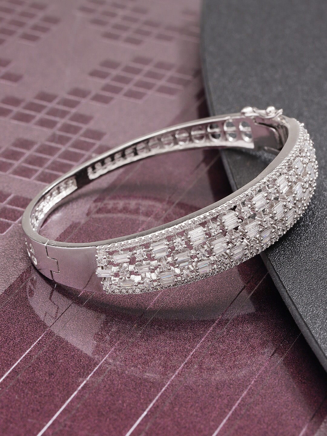 Priyaasi Women White & Silver-Toned Brass American Diamond Silver-Plated Kada Bracelet
Priyaasi Women White & Silver-Toned Brass American Diamond Silver-Plated Kada Bracelet