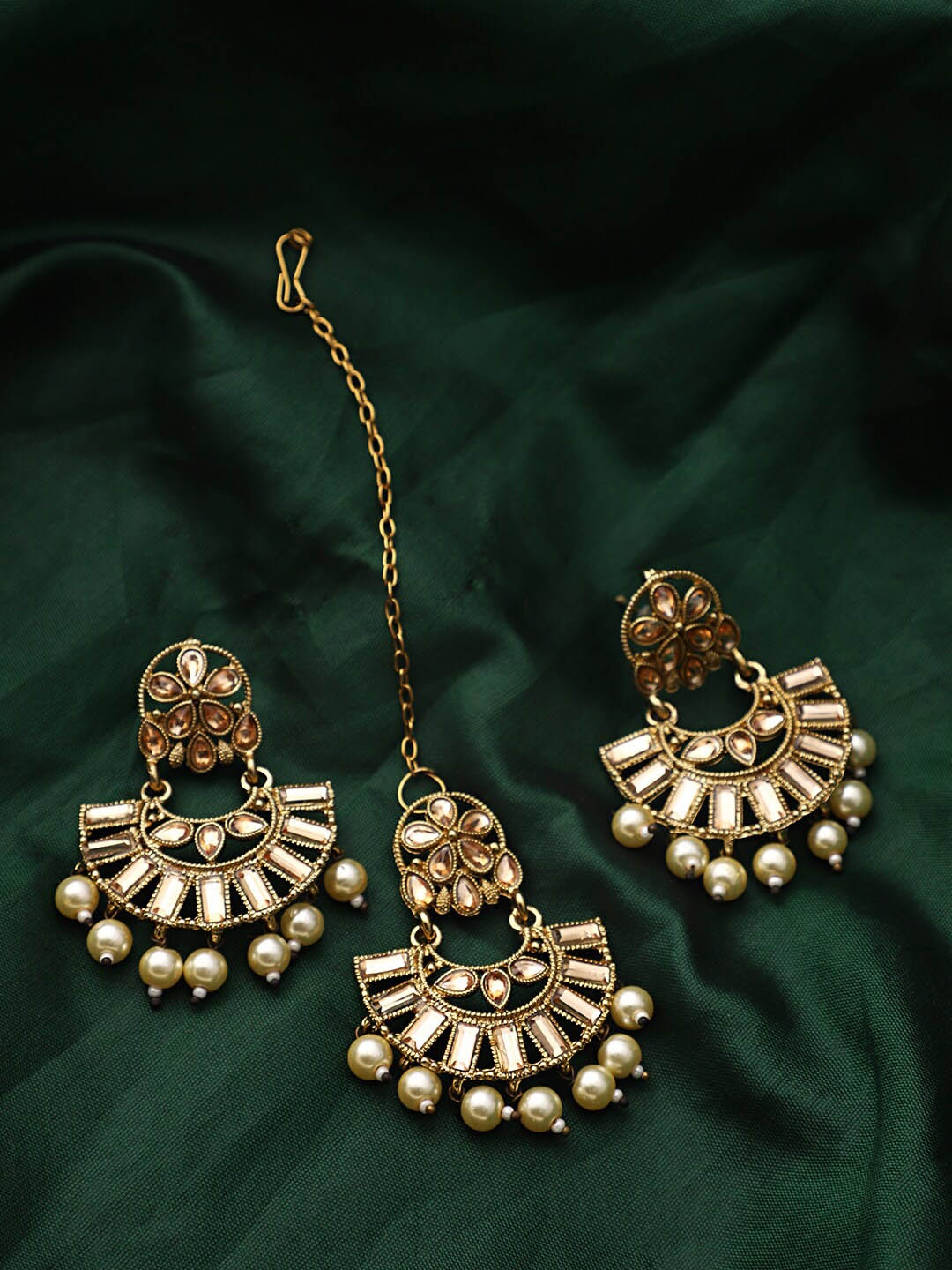 ANIKAS CREATION Gold-Plated & White Kundan Stone Studded & Beaded Maang Tika & Earring Set
ANIKAS CREATION Gold-Plated & White Kundan Stone Studded & Beaded Maang Tika & Earring Set
