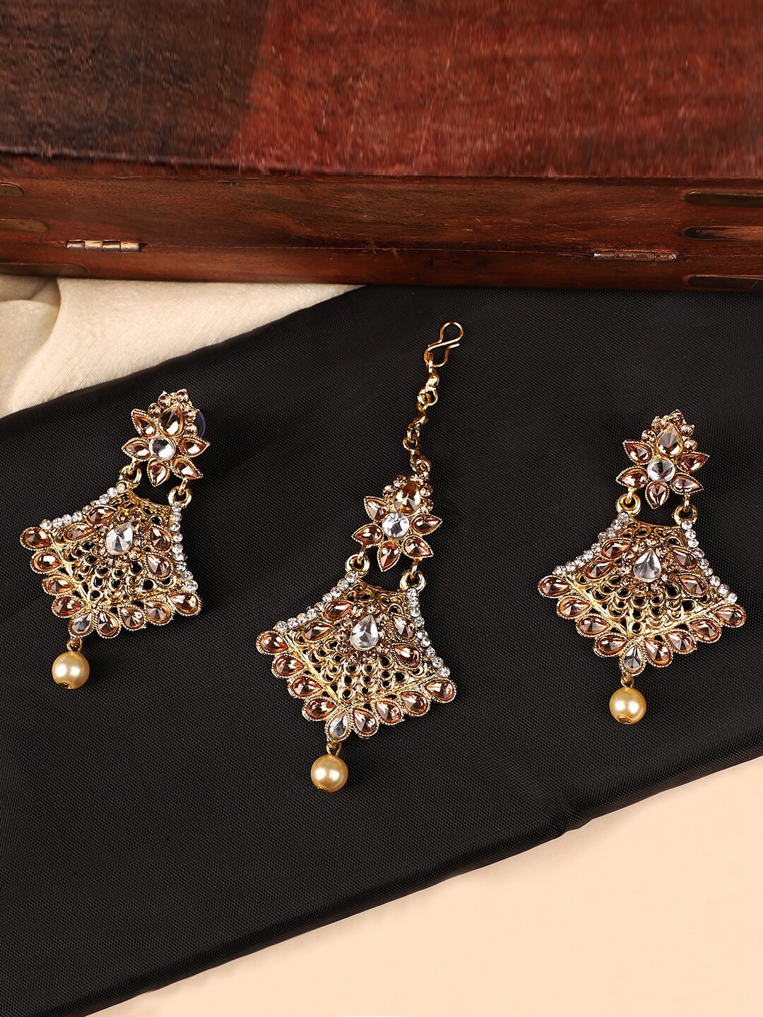 ANIKAS CREATION Gold-Plated LCT & White Kundan Stone Studded Maang Tika & Earring Set
ANIKAS CREATION Gold-Plated LCT & White Kundan Stone Studded Maang Tika & Earring Set