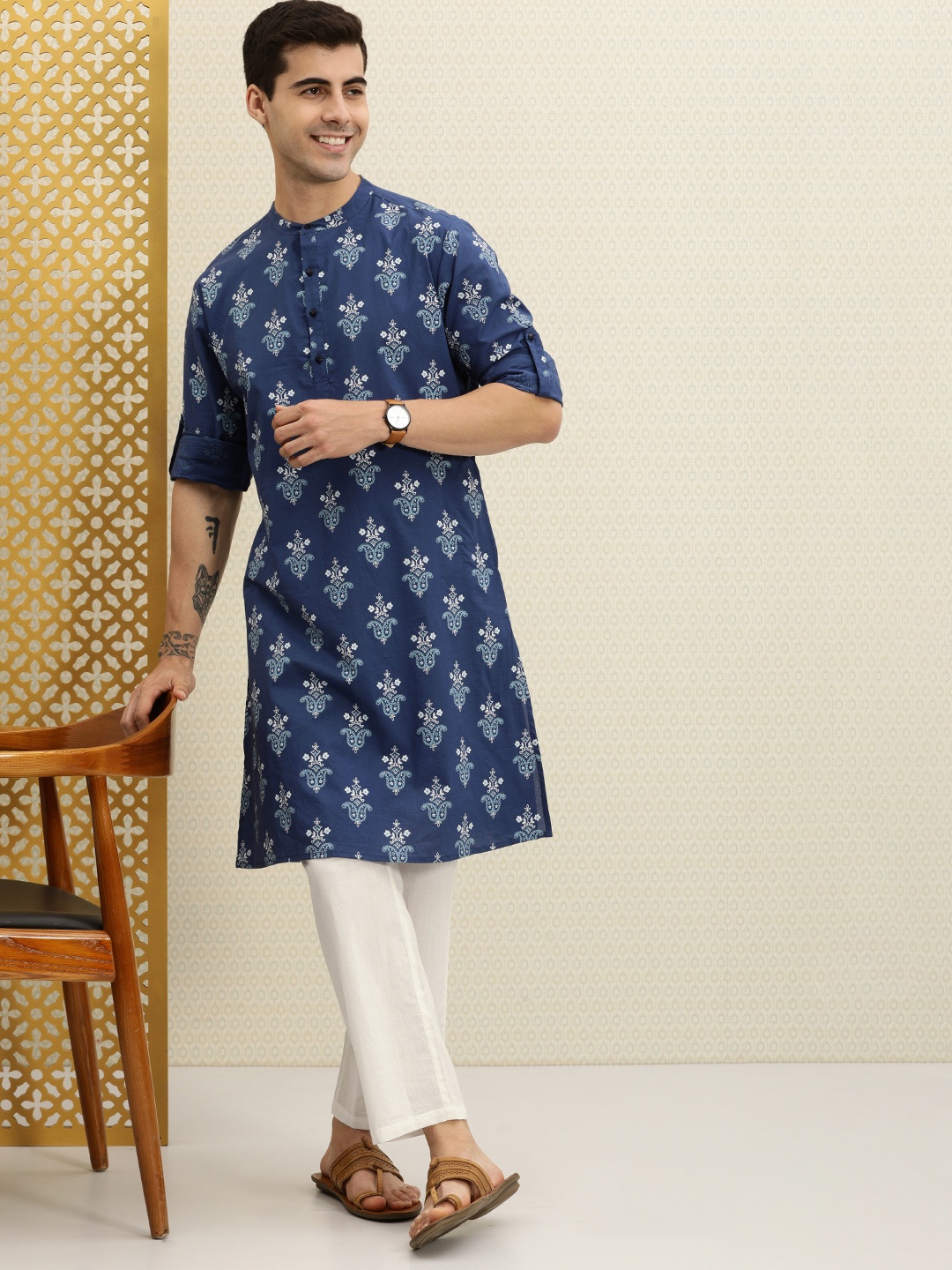 House of Pataudi Men Blue Ethnic Motifs Printed Pure Cotton Kurta with Trousers
House of Pataudi Men Blue Ethnic Motifs Printed Pure Cotton Kurta with Trousers