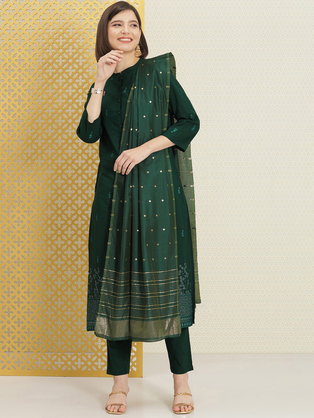 House of Pataudi Women Green Floral Embroidered Embellished Pure Cotton Kurta Set With
House of Pataudi Women Green Floral Embroidered Embellished Pure Cotton Kurta Set With