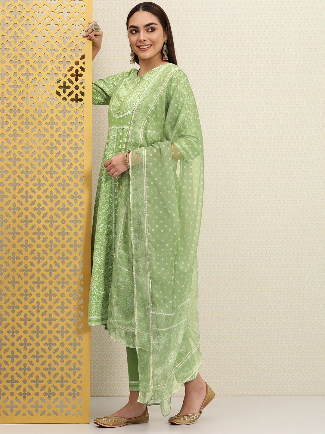 House of Pataudi Women Green Printed Pure Cotton Jashn Kurta with Trousers & Dupatta
House of Pataudi Women Green Printed Pure Cotton Jashn Kurta with Trousers & Dupatta