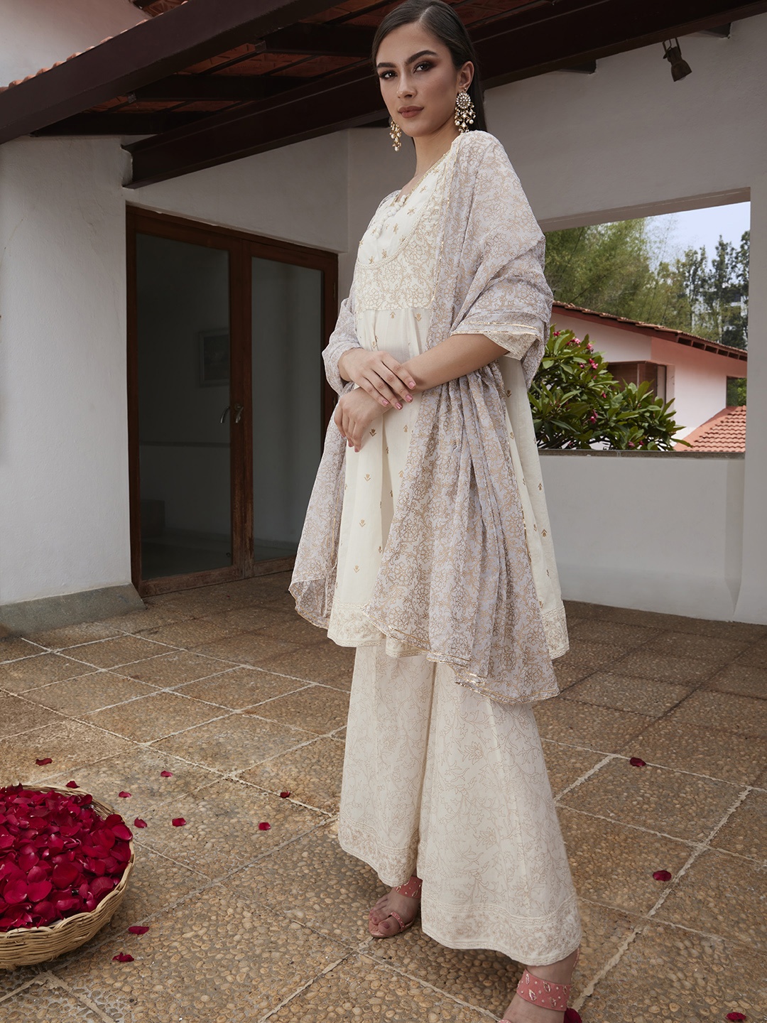 House of Pataudi Women White & Gold Floral Printed Pure Cotton Jashn Kurta Set
House of Pataudi Women White & Gold Floral Printed Pure Cotton Jashn Kurta Set