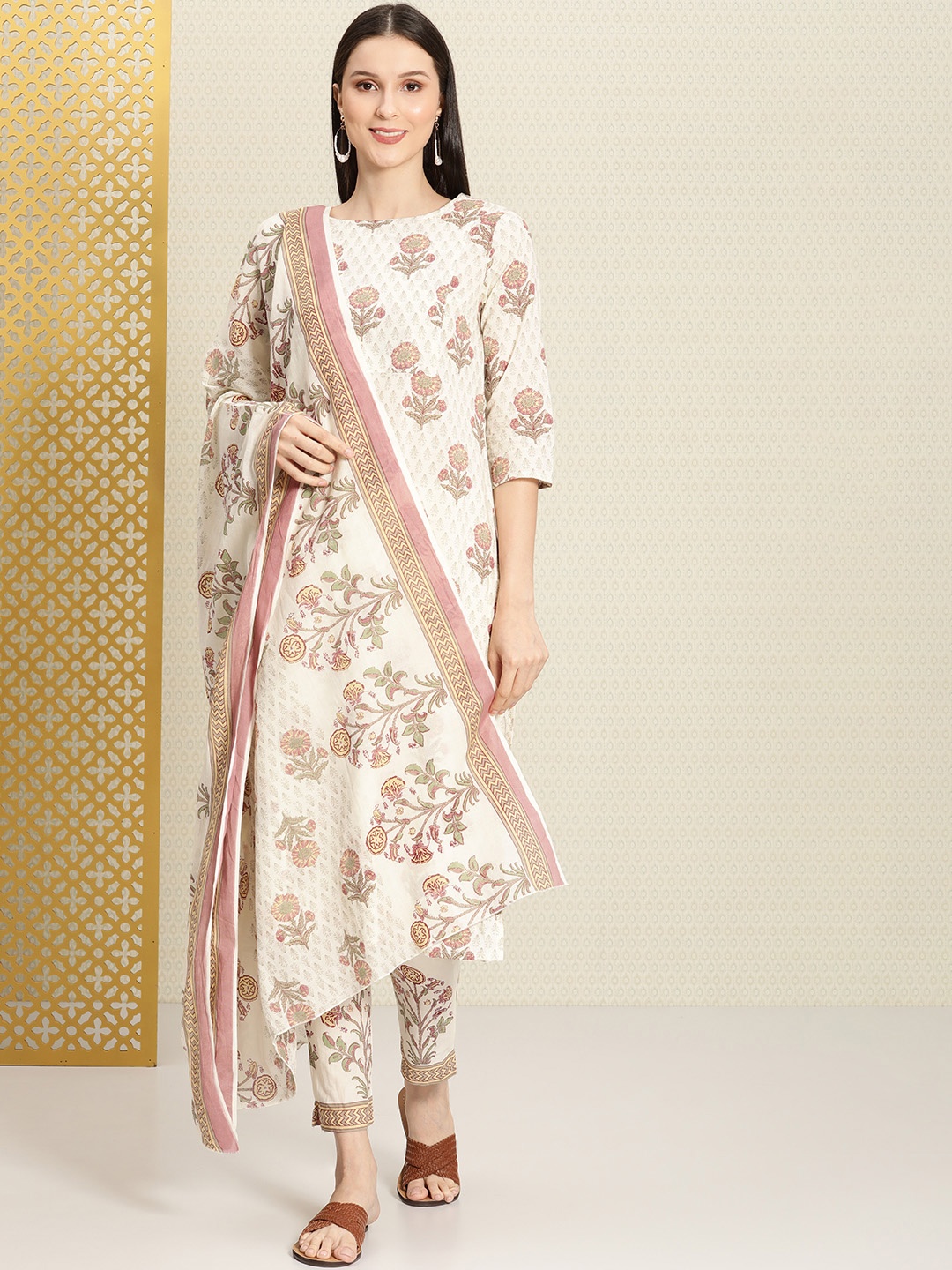 House of Pataudi Women Off White Floral Printed Pure Cotton Kurta with Trousers & With Dupatta
House of Pataudi Women Off White Floral Printed Pure Cotton Kurta with Trousers & With Dupatta