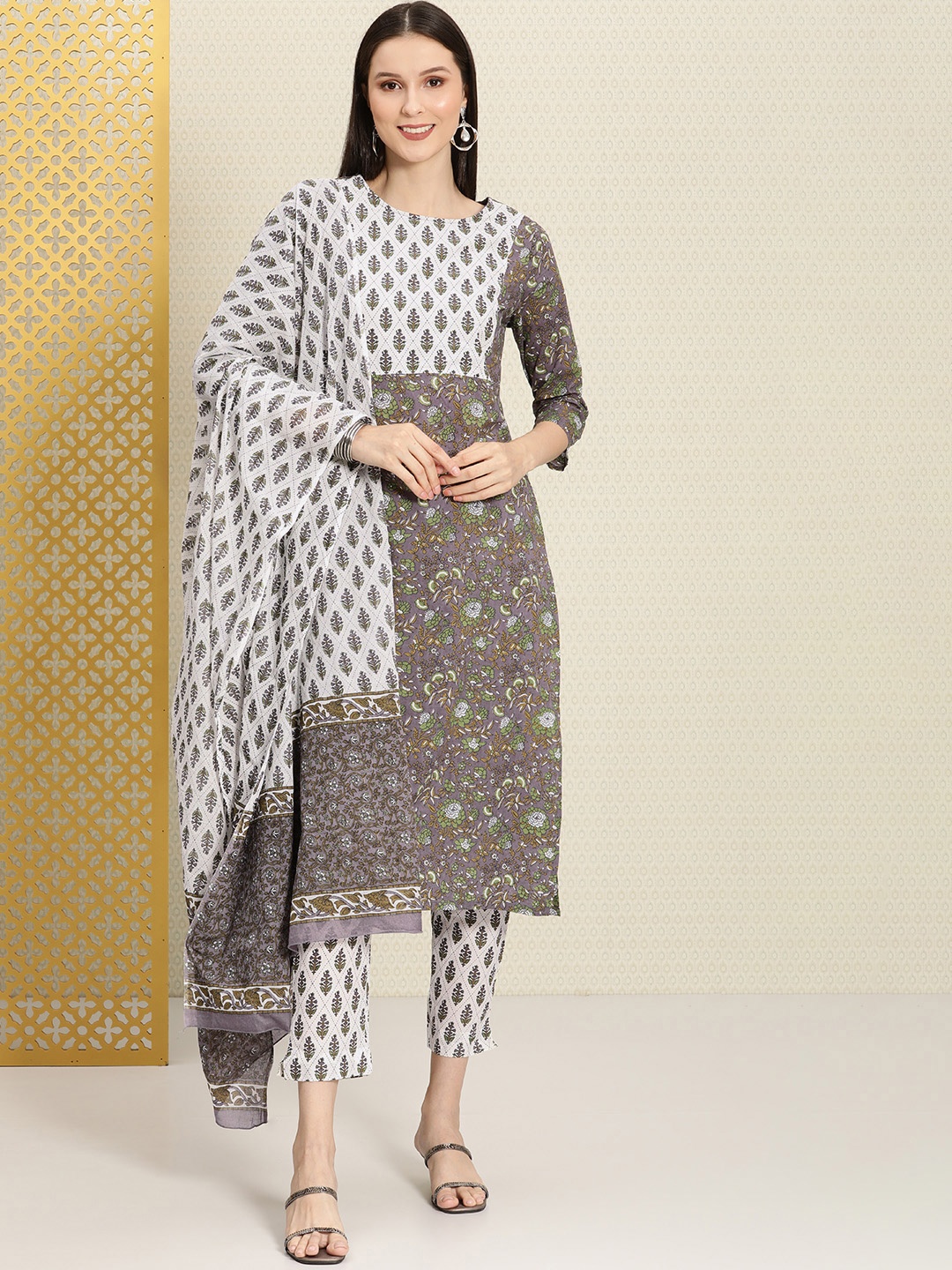House of Pataudi Women Grey Floral Printed Pure Cotton Kurta with Trousers & With Dupatta
House of Pataudi Women Grey Floral Printed Pure Cotton Kurta with Trousers & With Dupatta