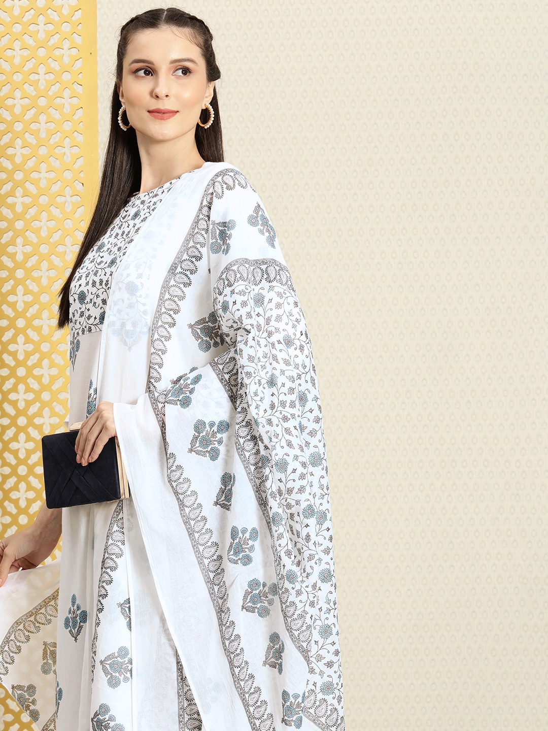 House of Pataudi Women White & Blue Printed Pure Cotton Kurta with Trousers & With Dupatta
House of Pataudi Women White & Blue Printed Pure Cotton Kurta with Trousers & With Dupatta