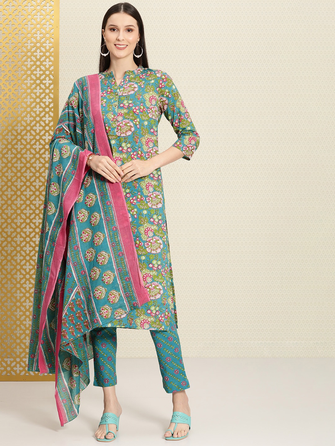 House of Pataudi Women Green Printed Cotton Rozana Kurta with Trousers & With Dupatta
House of Pataudi Women Green Printed Cotton Rozana Kurta with Trousers & With Dupatta