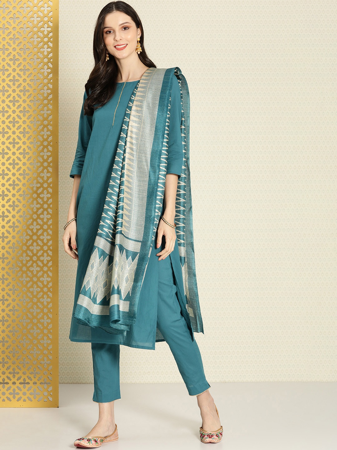 House of Pataudi Women Teal Blue Solid Pure Cotton Kurta with Trousers & Dupatta Set
House of Pataudi Women Teal Blue Solid Pure Cotton Kurta with Trousers & Dupatta Set